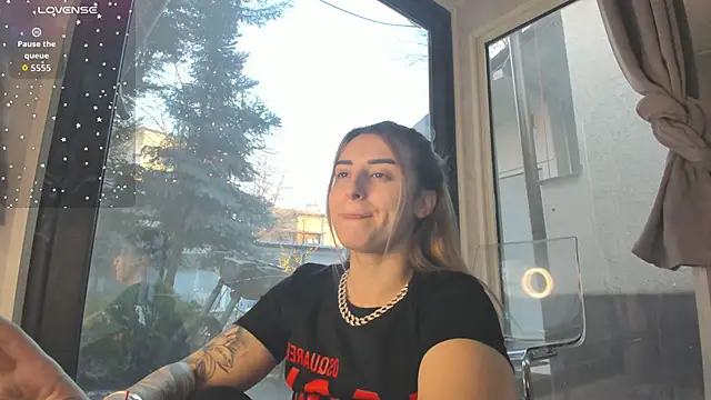 Ella Vee online show from 12-19-25, 06:31