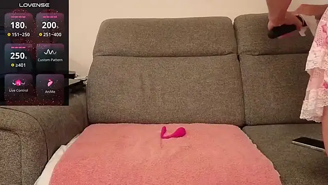 Lapetitefrenchie83 online show from 04-28-26, 08:52