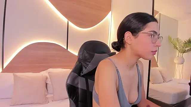 Snapshot of desireee_ chatting on 11-19-25, 12:05 desireee online show from 11-19-25, 12:05