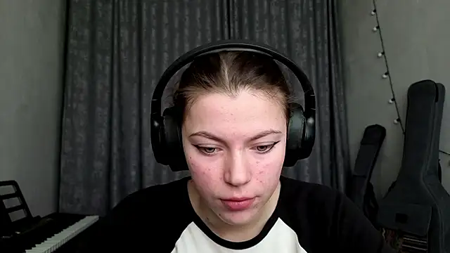 CutieAnny online show from 03-10-26, 06:18