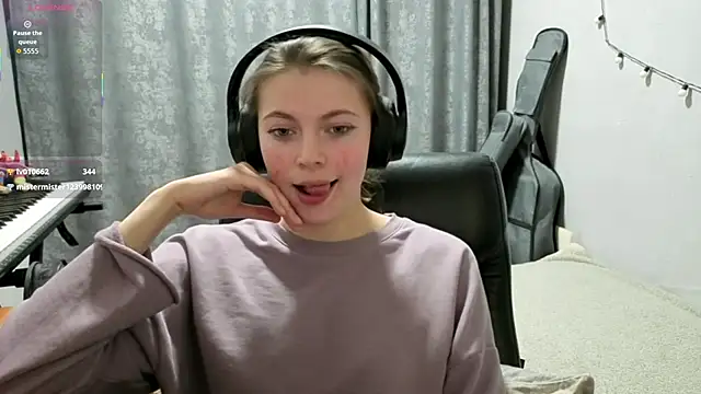 CutieAnny online show from 04-28-26, 02:27