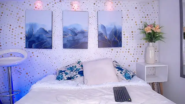 Snapshot of Emily_Vaughan chatting on 11-12-25, 03:29 Emily Vaughan online show from 11-12-25, 03:29