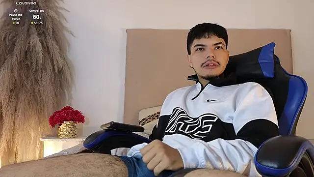 Snapshot of Snowlann chatting on 11-21-25, 12:59 Snowlann online show from 11-21-25, 12:59