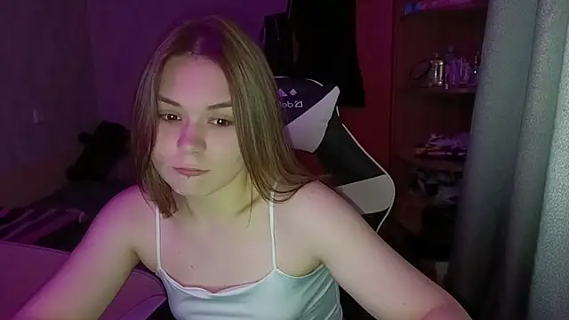 Snapshot of Sophi_gi chatting on 09-22-25, 04:47 Sophi gi online show from 09-22-25, 04:47