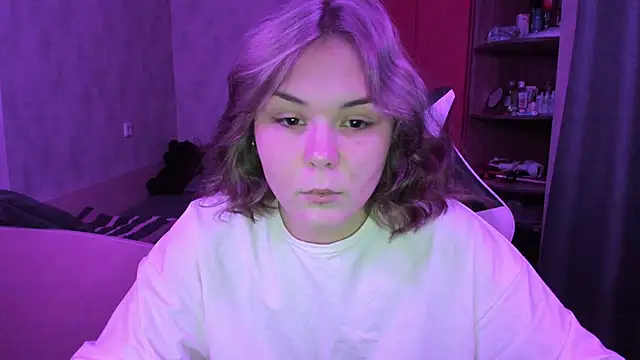 Snapshot of Sophi_gi chatting on 10-18-25, 12:28 Sophi gi online show from 10-18-25, 12:28