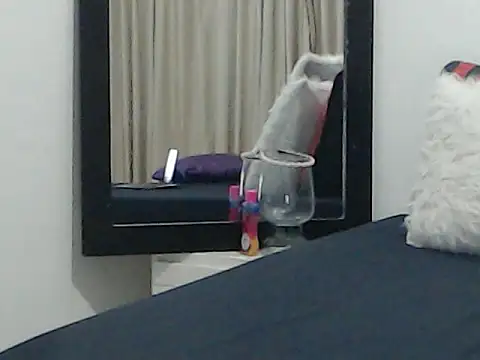 Snapshot of OSHYRIS chatting on 10-18-25, 11:49 OSHYRIS online show from 10-18-25, 11:49