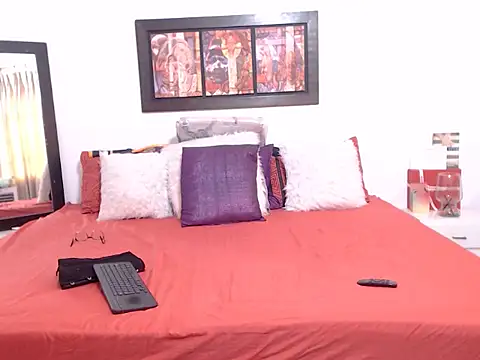 Snapshot of OSHYRIS chatting on 11-10-25, 12:37 OSHYRIS online show from 11-10-25, 12:37