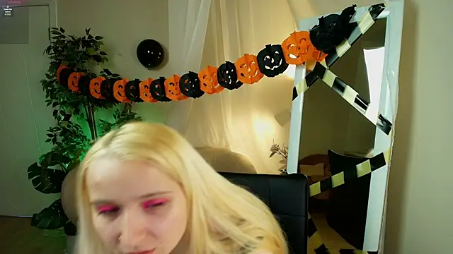 Snapshot of Milana_Key chatting on 10-24-25, 10:06 Milana Key online show from 10-24-25, 10:06