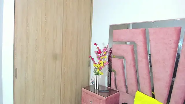 Snapshot of MaraKarly chatting on 10-17-25, 07:38 MaraKarly online show from 10-17-25, 07:38