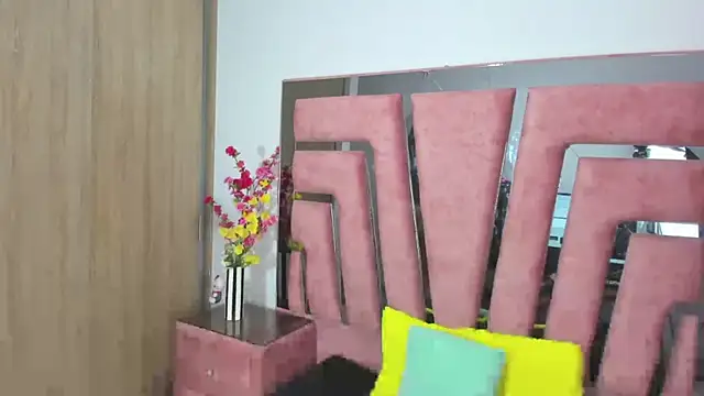 Snapshot of MaraKarly chatting on 10-22-25, 12:05 MaraKarly online show from 10-22-25, 12:05