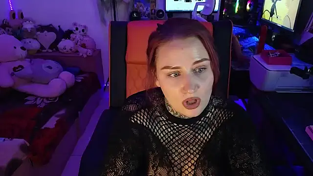 Snapshot of blazed_vixen chatting on 05-21-26, 11:01 blazed vixen online show from 05-21-26, 11:01