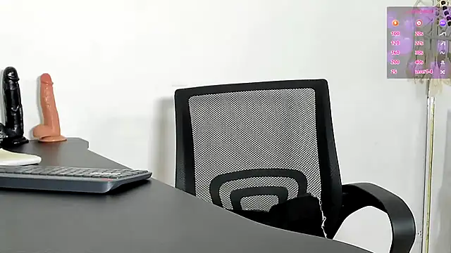 Snapshot of emysweetfeet chatting on 09-20-25, 01:28 emysweetfeet online show from 09-20-25, 01:28