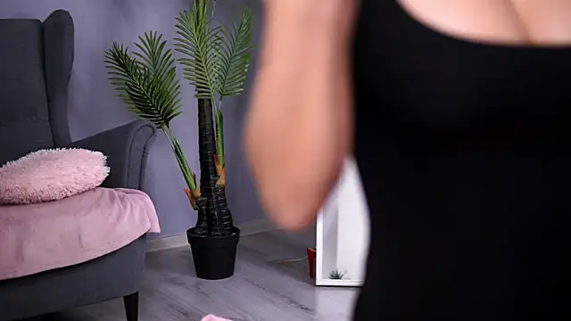 SarahMystique online show from 11-18-25, 04:44