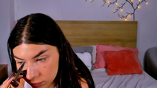 Snapshot of Bella_Davis_love chatting on 10-11-25, 09:46 Bella Davis love online show from 10-11-25, 09:46