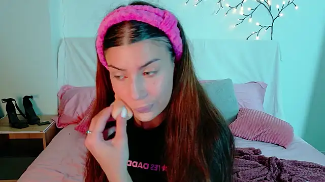 Snapshot of Bella_Davis_love chatting on 12-04-25, 01:04 Bella Davis love online show from 12-04-25, 01:04