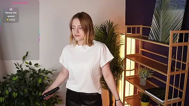 HollieCollelo online show from 09-17-25, 03:08