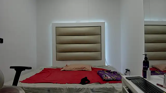 Luna and lindsy online show from 11-24-25, 10:48