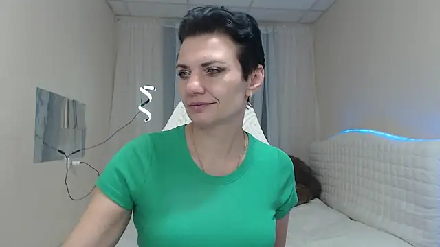 AvaSaturnian online show from 11-16-25, 01:06