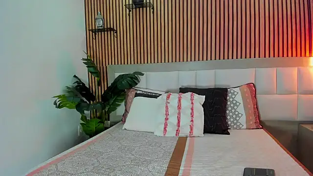 Snapshot of Roseaurora chatting on 12-15-25, 12:42 Roseaurora online show from 12-15-25, 12:42