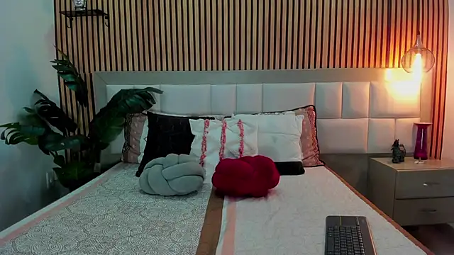 Snapshot of Roseaurora chatting on 12-19-25, 12:56 Roseaurora online show from 12-19-25, 12:56