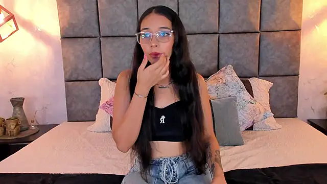 Roseaurora online show from 06-15-26, 10:39