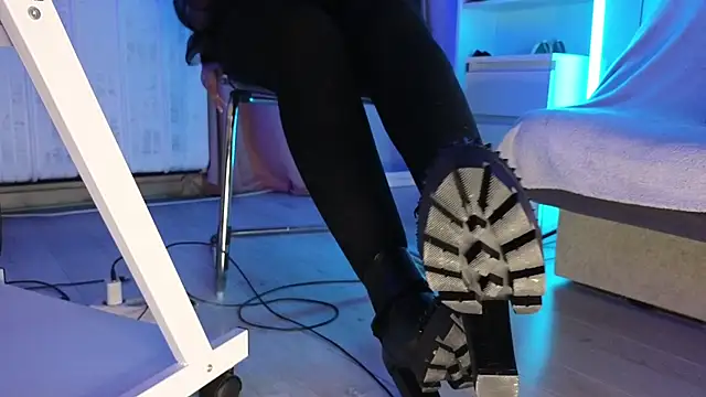 CruelSiren online show from 10-29-25, 08:21