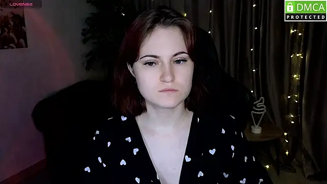 Snapshot of Roxy_foxi chatting on 10-19-25, 01:06 Roxy foxi online show from 10-19-25, 01:06