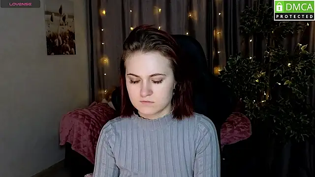 Snapshot of Roxy_foxi chatting on 10-25-25, 01:02 Roxy foxi online show from 10-25-25, 01:02