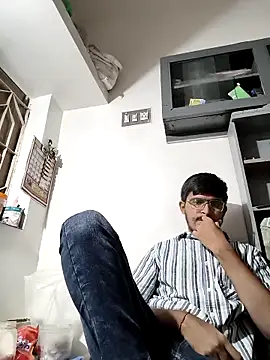 Snapshot of RotundHeadway chatting on 11-14-25, 01:43 RotundHeadway online show from 11-14-25, 01:43