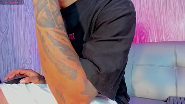 Snapshot of RivernBalder chatting on 10-19-25, 03:29 RivernBalder online show from 10-19-25, 03:29