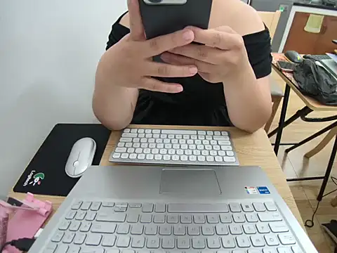 Snapshot of Hana_Mina chatting on 09-25-25, 07:39 Hana Mina online show from 09-25-25, 07:39