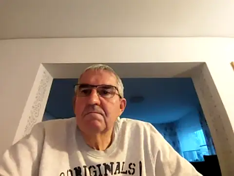 Snapshot of Oldmenhot66 chatting on 10-15-25, 04:29 Oldmenhot66 online show from 10-15-25, 04:29