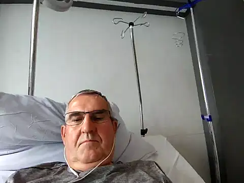 Snapshot of Oldmenhot66 chatting on 10-21-25, 08:37 Oldmenhot66 online show from 10-21-25, 08:37