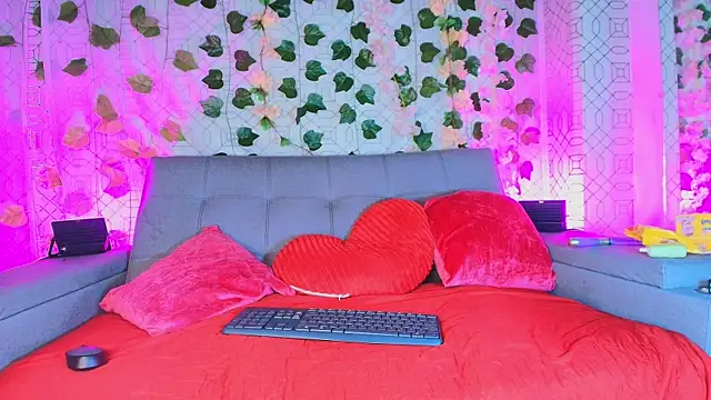 Snapshot of collet_1 chatting on 09-15-25, 12:05 collet 1 online show from 09-15-25, 12:05