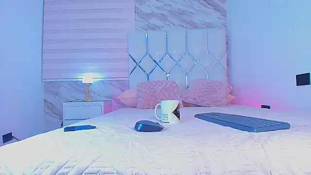 Snapshot of collet_1 chatting on 10-30-25, 12:17 collet 1 online show from 10-30-25, 12:17