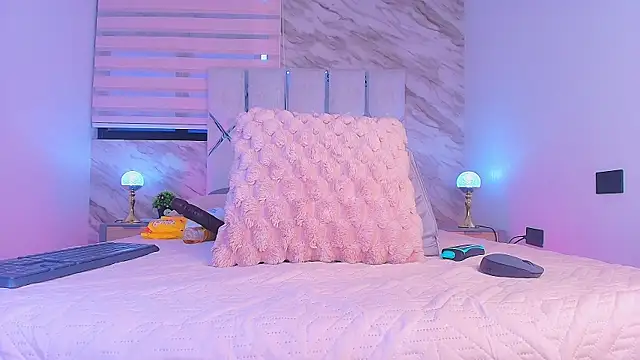 Snapshot of collet_1 chatting on 11-20-25, 12:05 collet 1 online show from 11-20-25, 12:05