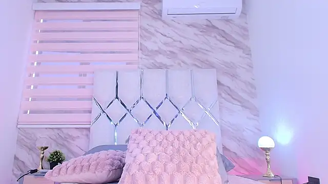 Snapshot of collet_1 chatting on 11-22-25, 12:04 collet 1 online show from 11-22-25, 12:04