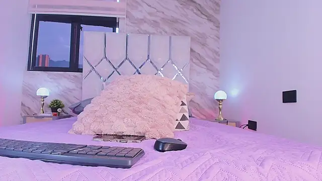 Snapshot of collet_1 chatting on 11-24-25, 12:05 collet 1 online show from 11-24-25, 12:05