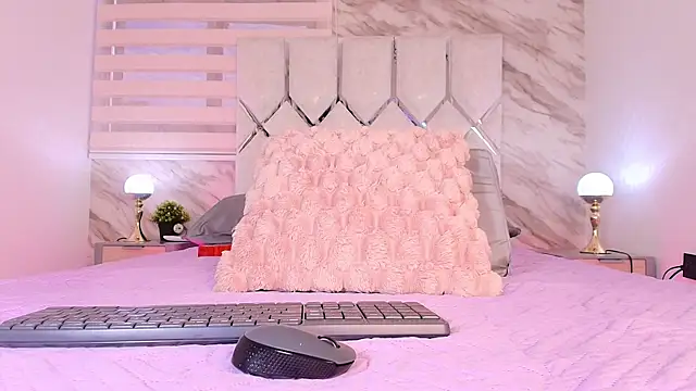 Snapshot of collet_1 chatting on 11-25-25, 11:54 collet 1 online show from 11-25-25, 11:54