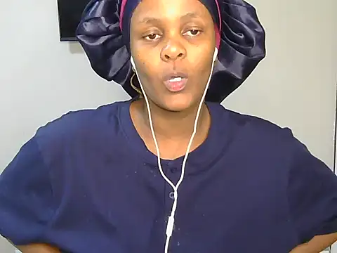 Snapshot of Sultry_Booty chatting on 10-18-25, 03:57 Sultry Booty online show from 10-18-25, 03:57