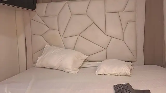 Snapshot of Paulaboterom chatting on 11-03-25, 07:15 Paulaboterom online show from 11-03-25, 07:15