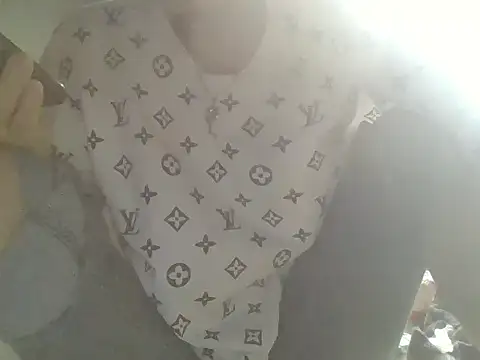 Snapshot of Bee_hunter chatting on 09-22-25, 02:35 Bee hunter online show from 09-22-25, 02:35