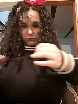 Snapshot of Reichel_05 chatting on 10-11-25, 11:36 Reichel 05 online show from 10-11-25, 11:36