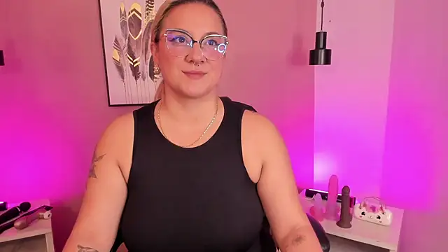 Snapshot of hollie_joliie chatting on 10-30-25, 12:17 hollie joliie online show from 10-30-25, 12:17