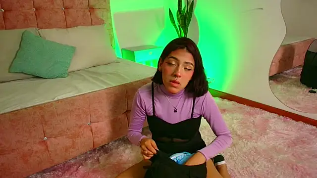 Snapshot of Dulce_Bella_ chatting on 11-14-25, 04:00 Dulce Bella online show from 11-14-25, 04:00