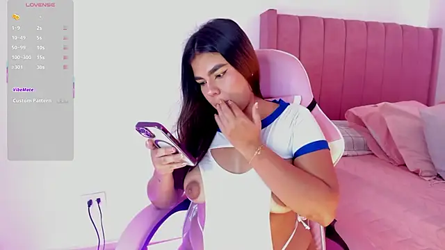 Snapshot of AliceThundeer chatting on 12-18-25, 06:25 AliceThundeer online show from 12-18-25, 06:25