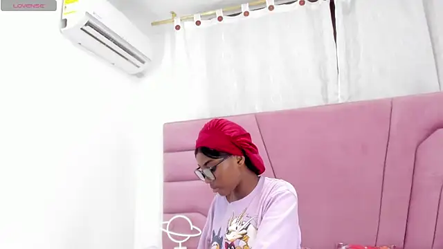 Snapshot of MarianRosse chatting on 10-19-25, 07:47 MarianRosse online show from 10-19-25, 07:47