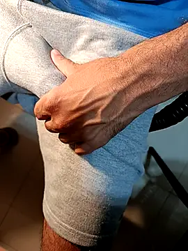 Snapshot of Gallo001 chatting on 11-30-25, 02:48 Gallo001 online show from 11-30-25, 02:48