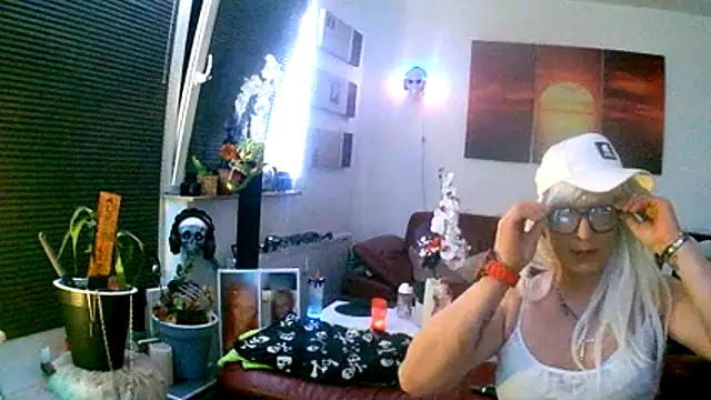 hellgirl1980 online show from 11-28-25, 09:50