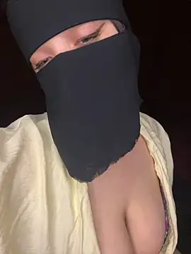 Snapshot of RooVaaN-Xx chatting on 10-23-25, 07:01 RooVaaN-Xx online show from 10-23-25, 07:01